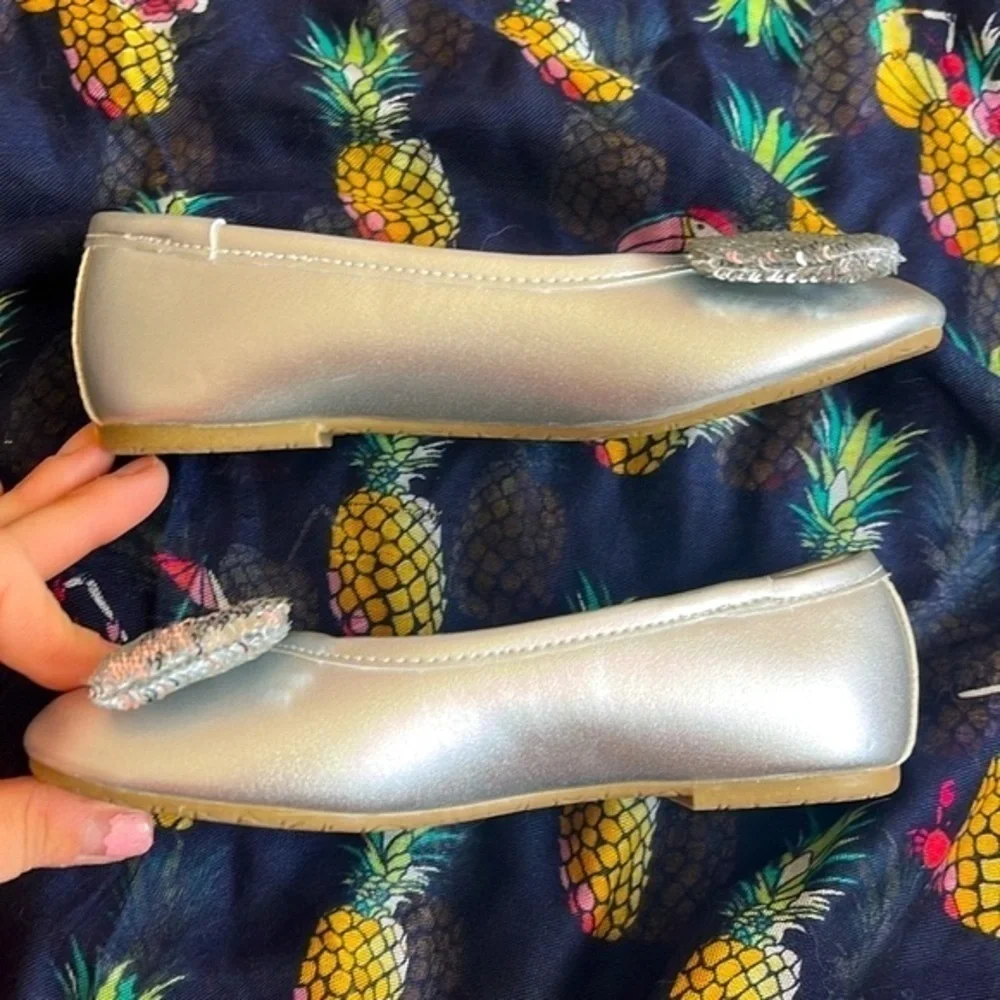Brand New Rachel Shoes Gabriella Slip On Silver Flats Sequin Bows Round Toe